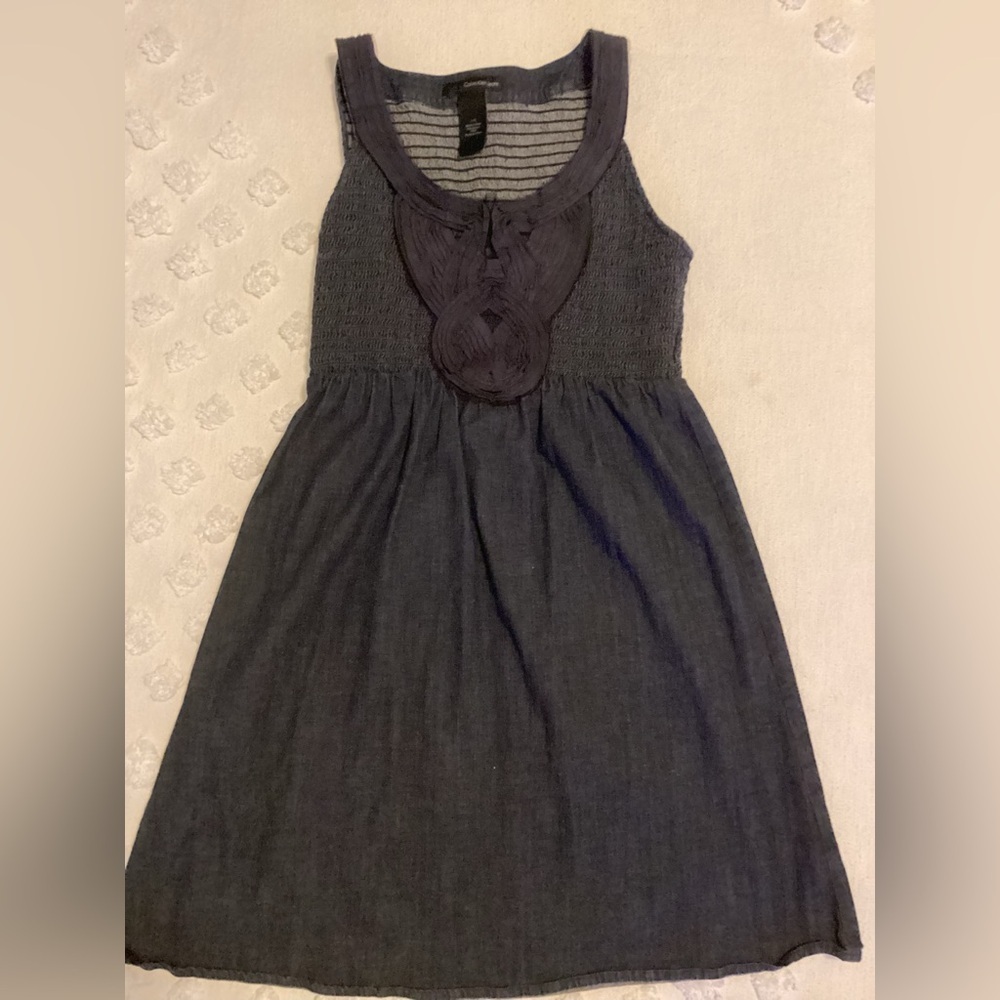 Calvin Klein Jeans Womens Size Large Denim Dress Smocking
Pit to pit 16”
E1